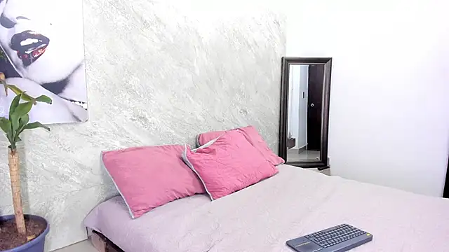 Chanel-munoz online show from 11/30/25, 04:05