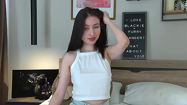 Snapshot of AnaMoonlight chatting on 06/04/26, 12:11 AnaMoonlight online show from 06/04/26, 12:11