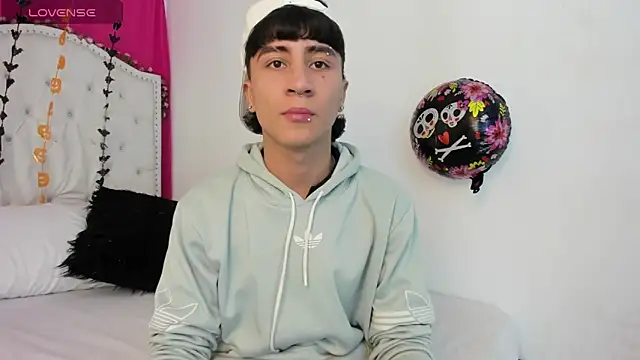 XaanderGrey online show from 10/15/25, 03:34