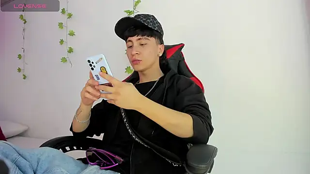 XaanderGrey online show from 12/13/25, 07:53