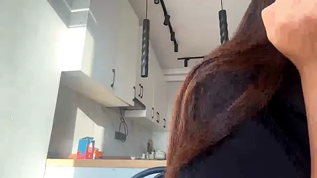 Ur neighbor Kira online show from 10/06/25, 11:07