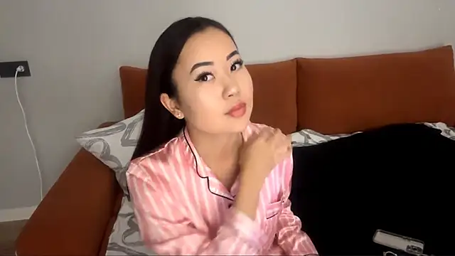 Ur neighbor Kira online show from 11/06/25, 01:12