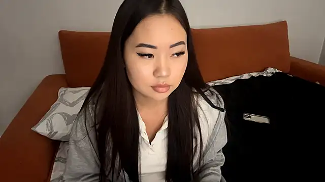 Ur neighbor Kira online show from 11/07/25, 02:39