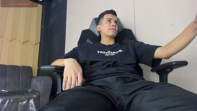 Snapshot of JuanSixx chatting on 12/14/25, 08:57 JuanSixx online show from 12/14/25, 08:57