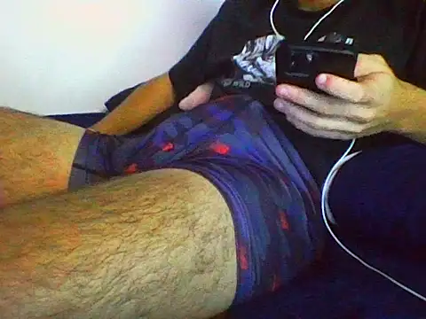 Snapshot of AlbertoRuiz086 chatting on 10/27/25, 07:34 AlbertoRuiz086 online show from 10/27/25, 07:34