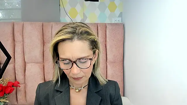 Issa Milf   online show from 06/19/26, 04:22