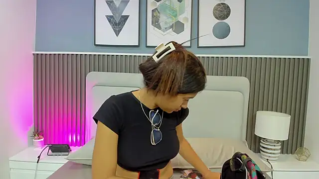 liz  cute online show from 11/01/25, 11:23