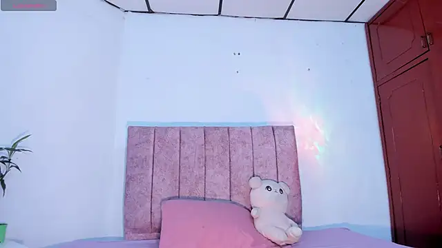 Snapshot of Mila_1wood chatting on 05/02/26, 12:21 Mila 1wood online show from 05/02/26, 12:21