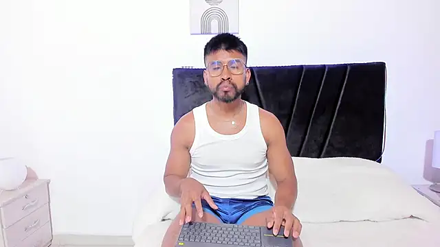 Taylormaccurdy  online show from 11/04/25, 02:27