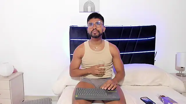 Taylormaccurdy  online show from 11/07/25, 01:44