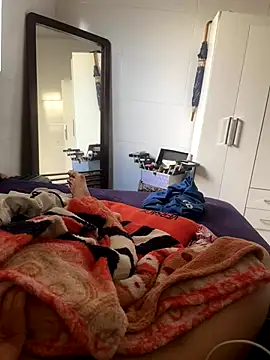 Snapshot of MCLZK chatting on 11/10/25, 06:18 MCLZK online show from 11/10/25, 06:18