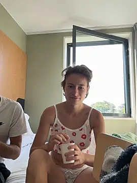 GoldenPussy1329 online show from 06/18/26, 07:41