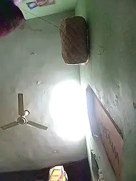 Snapshot of RED_Queen_6 chatting on 11/21/25, 04:33 RED Queen 6 online show from 11/21/25, 04:33