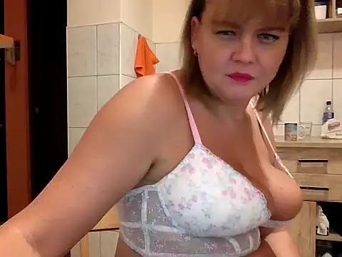 Snapshot of roxy863086 chatting on 10/03/25, 06:27 roxy863086 online show from 10/03/25, 06:27