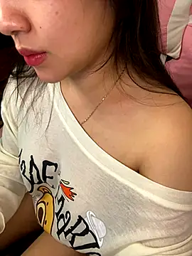 Snapshot of Gina999 chatting on 11/18/25, 04:22 Gina999 online show from 11/18/25, 04:22