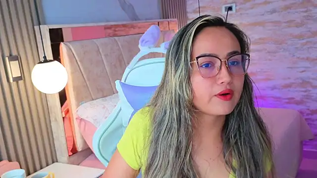 lila cute1 online show from 10/25/25, 12:23