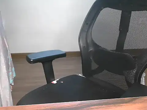 Snapshot of mooonlightbaby chatting on 12/17/25, 04:35 mooonlightbaby online show from 12/17/25, 04:35