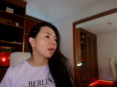 Snapshot of Talia__velvet chatting on 12/22/25, 11:29 Talia velvet online show from 12/22/25, 11:29