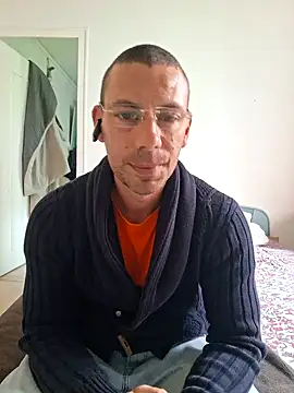 Snapshot of iveleche0987 chatting on 10/12/25, 10:14 iveleche0987 online show from 10/12/25, 10:14