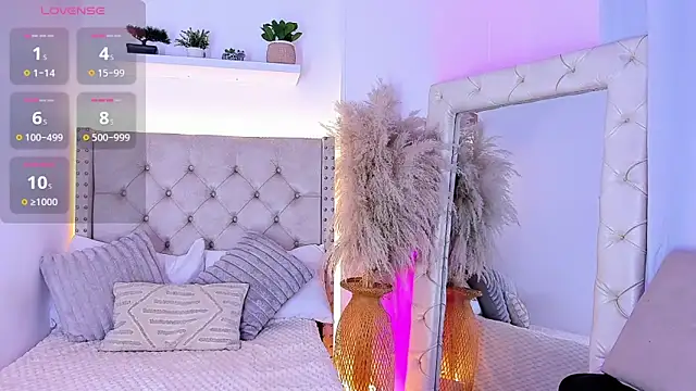 Snapshot of mia_juicy_ chatting on 10/28/25, 01:09 mia juicy online show from 10/28/25, 01:09