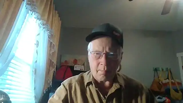 Snapshot of Farmall400 chatting on 12/15/25, 02:32 Farmall400 online show from 12/15/25, 02:32