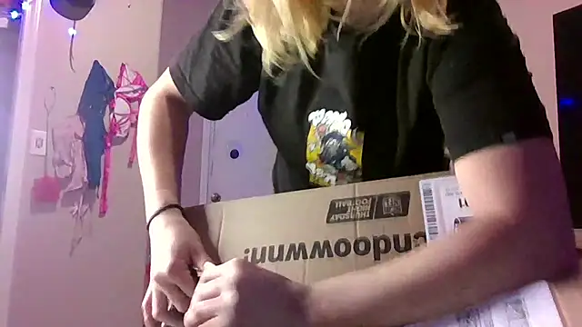 Snapshot of Queen2454 chatting on 10/12/25, 09:58 Queen2454 online show from 10/12/25, 09:58