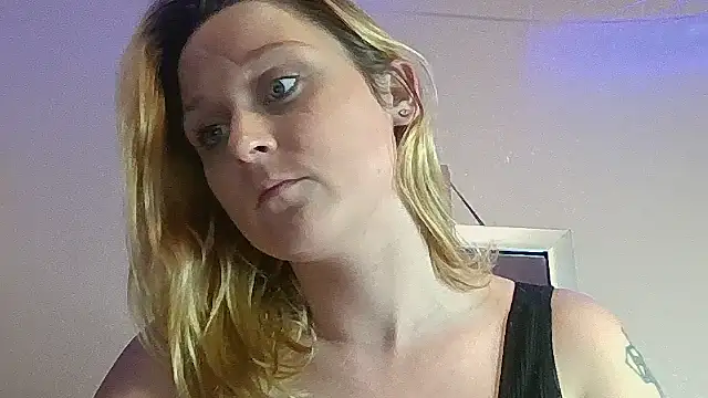 Snapshot of Queen2454 chatting on 10/16/25, 08:54 Queen2454 online show from 10/16/25, 08:54