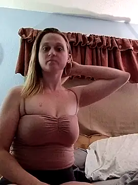 Snapshot of Queen2454 chatting on 04/24/26, 10:07 Queen2454 online show from 04/24/26, 10:07