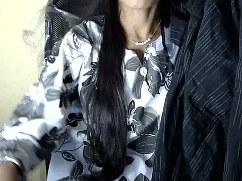 Snapshot of Shazi_1 chatting on 12/04/25, 09:18 Shazi 1 online show from 12/04/25, 09:18