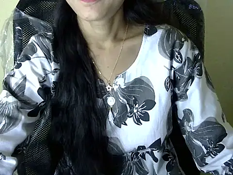 Snapshot of Shazi_1 chatting on 12/16/25, 04:39 Shazi 1 online show from 12/16/25, 04:39