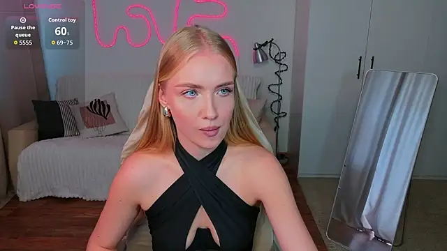 Snapshot of TessaGrays chatting on 05/21/26, 11:28 TessaGrays online show from 05/21/26, 11:28