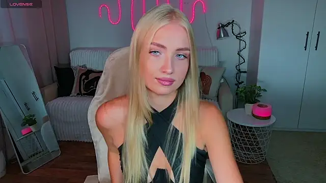 Snapshot of TessaGrays chatting on 07/02/26, 02:23 TessaGrays online show from 07/02/26, 02:23