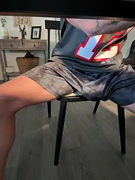 Snapshot of Beefkakey82 chatting on 11/17/25, 04:24 Beefkakey82 online show from 11/17/25, 04:24