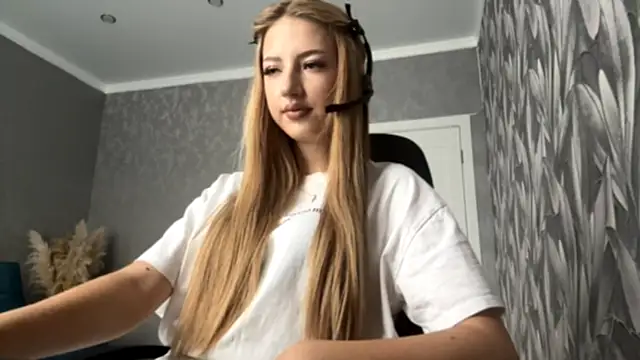 Snapshot of HollyCroker chatting on 10/09/25, 07:17 HollyCroker online show from 10/09/25, 07:17