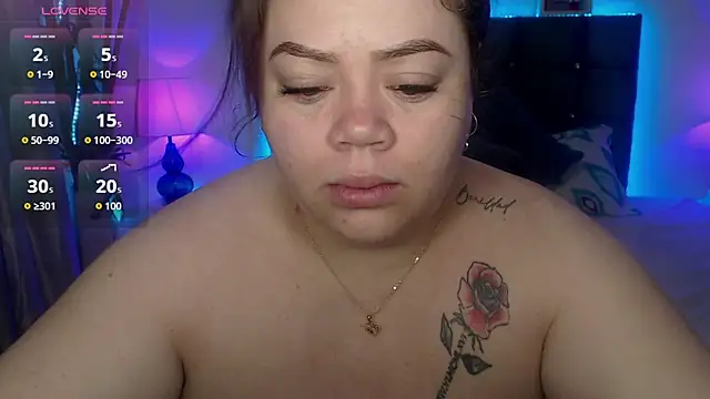 Snapshot of Michellx_hot2 chatting on 12/23/25, 10:35 Michellx hot2 online show from 12/23/25, 10:35