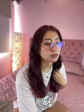 Snapshot of saramooon chatting on 10/24/25, 01:07 saramooon online show from 10/24/25, 01:07