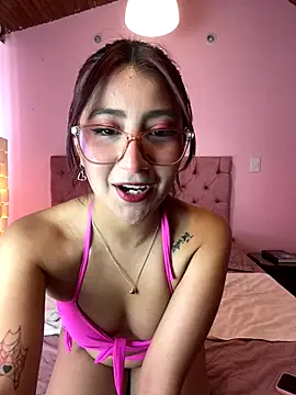 Snapshot of saramooon chatting on 11/18/25, 02:43 saramooon online show from 11/18/25, 02:43