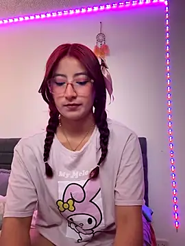 Snapshot of saramooon chatting on 11/20/25, 01:11 saramooon online show from 11/20/25, 01:11