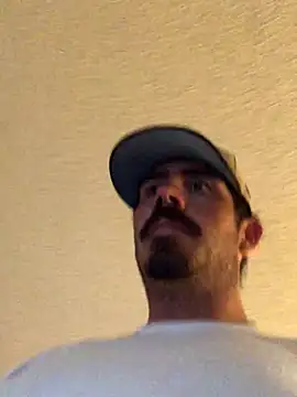 Snapshot of hoociedaddy24 chatting on 12/04/25, 01:09 hoociedaddy24 online show from 12/04/25, 01:09