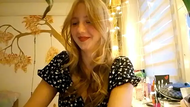 Snapshot of CarynFlaryn chatting on 10/15/25, 04:34 CarynFlaryn online show from 10/15/25, 04:34