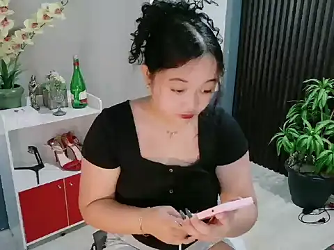 Snapshot of UrFavouriteCravings chatting on 12/21/25, 02:41 UrFavouriteCravings online show from 12/21/25, 02:41