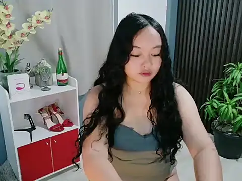 Snapshot of UrFavouriteCravings chatting on 01/13/26, 02:06 UrFavouriteCravings online show from 01/13/26, 02:06