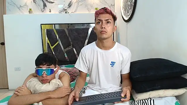 VERY HOT GUYS online show from 11/23/25, 01:33