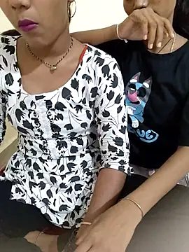 Snapshot of Unique_girls90 chatting on 10/23/25, 01:21 Unique girls90 online show from 10/23/25, 01:21