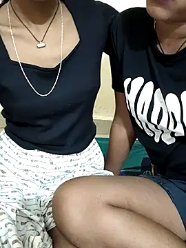 Snapshot of Unique_girls90 chatting on 10/24/25, 04:03 Unique girls90 online show from 10/24/25, 04:03