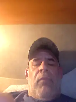 Snapshot of DeeBestEver chatting on 11/15/25, 10:04 DeeBestEver online show from 11/15/25, 10:04