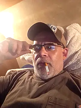 Snapshot of DeeBestEver chatting on 11/24/25, 04:56 DeeBestEver online show from 11/24/25, 04:56