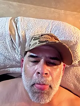 Snapshot of DeeBestEver chatting on 12/22/25, 02:36 DeeBestEver online show from 12/22/25, 02:36