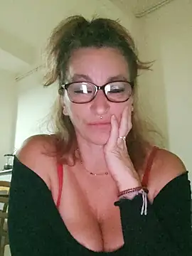 Fifi83Bell online show from 11/25/25, 07:25