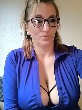 Snapshot of Fifi83Bell chatting on 03/25/26, 05:19 Fifi83Bell online show from 03/25/26, 05:19